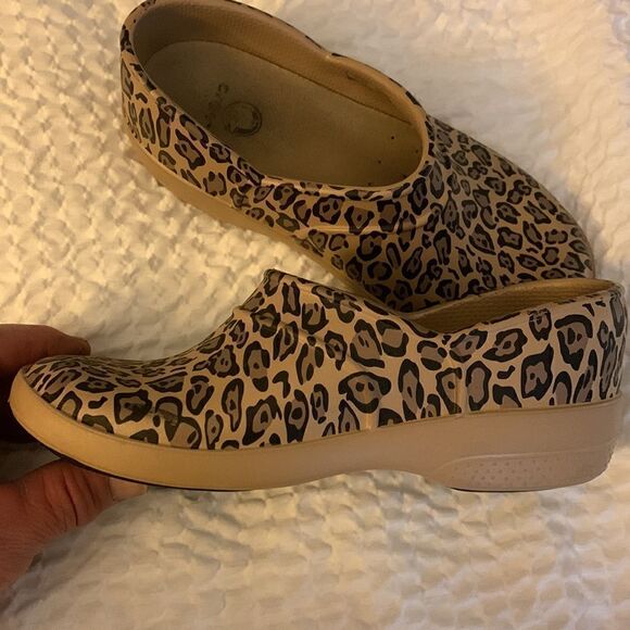 CROCS, leopard print, ladies 5, great condition - Picture 3 of 6